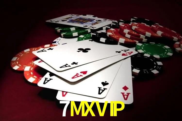 Escena dinámica inspirada en casino con iluminación 7MXVIP, cartas, fichas e íconos de juegos digitales en un espacio moderno de juegos.